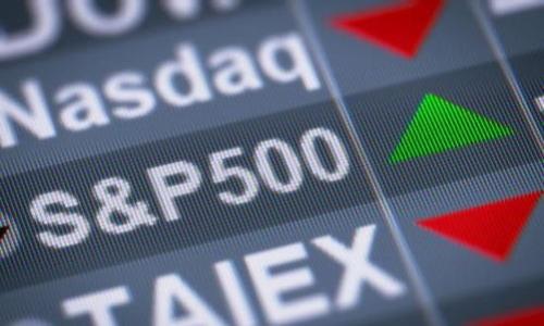 区块链技术入门是指对区块链技术的基础知识、核心概念及应用的初步了解和学习。对于想要了解区块链的人来说，入门知识可以帮助他们理解区块链的工作原理、特点、优势和潜在的应用场景。

区块链是一种去中心化的分布式账本技术，最早因比特币而被大众所知。其核心思想是通过网络中各个节点共同维护一份不可篡改的交易记录，从而实现数据的透明和安全。区块链技术的特点包括去中心化、透明性、不可篡改性和可追溯性等。

学习区块链技术入门知识不仅有助于拓宽视野，了解现代金融科技的发展趋势，还有助于识别其在其他领域（如供应链、医疗、投票等）的潜在应用。在全球数字经济的背景下，懂得区块链技术的人才变得愈发紧缺，因此入门学习这一技术显得尤为重要。

对于初学者，可以从以下几个方面开始学习区块链技术：

1. 区块链的基本概念和原理
2. 区块链的结构，包括区块、链、节点、网络等
3. 区块链的共识机制，如POW、POS等
4. 区块链的应用实例，如比特币、以太坊、智能合约等

总之，区块链技术入门是一个广泛且不断发展的领域，为学习者提供了众多的研究和工作机会。